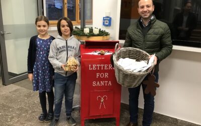 Roter Weihnachtsbriefkasten des Unternehmens Pfeiffer & May