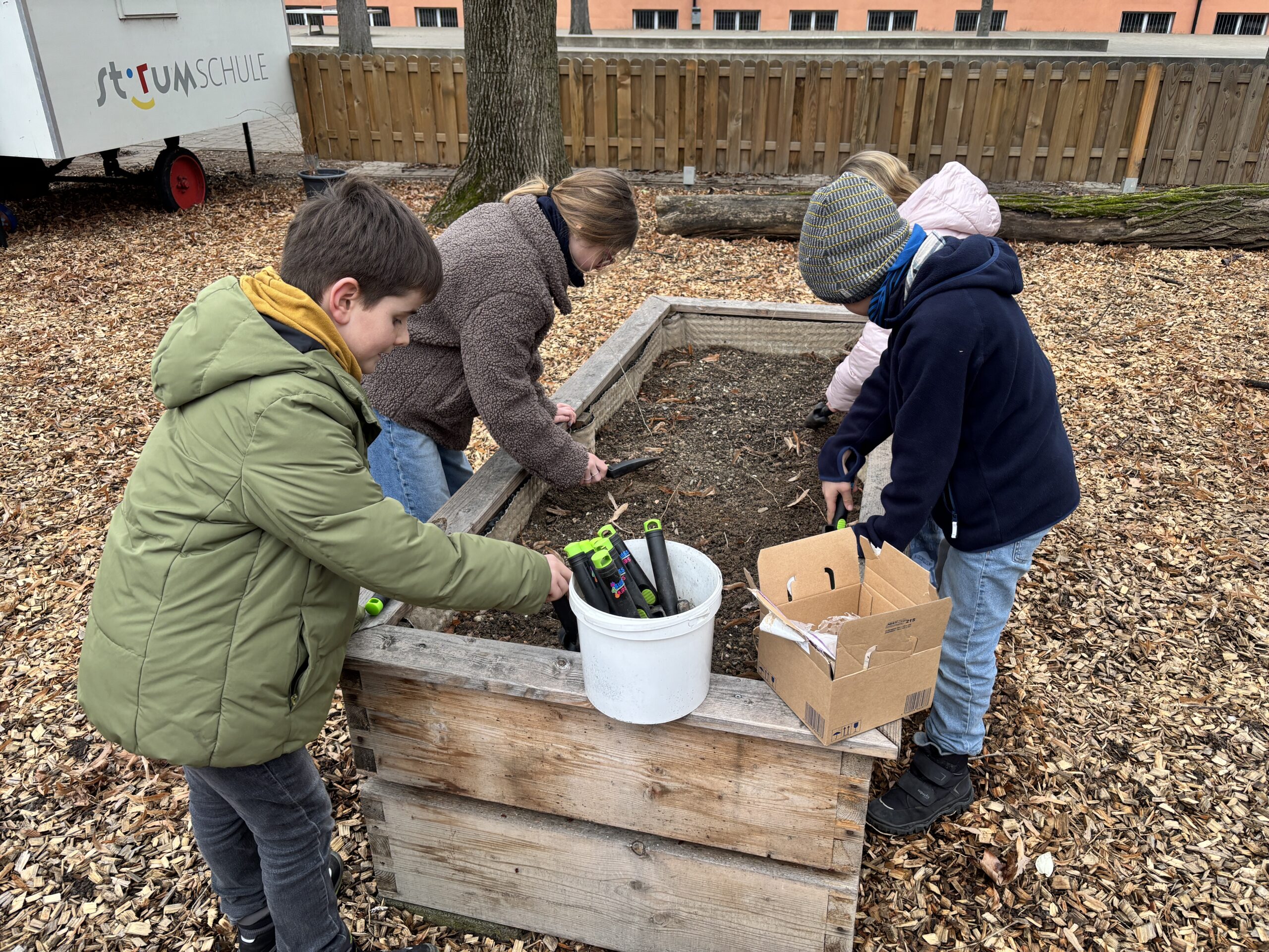 Bericht aus dem Schulgarten der Stirumschule: Firma Dickgießer hilft erneut